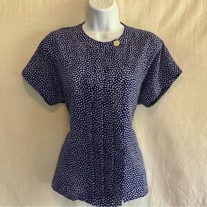 F-59 Whitney Lang Vintage Blue & White Dot Pleated Short Sleeve Blouse Size 6P‎